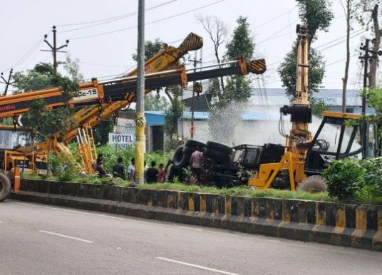 रामपुर रोड पर पेट्रोल टैंकर पलटा, मचा हड़कंप