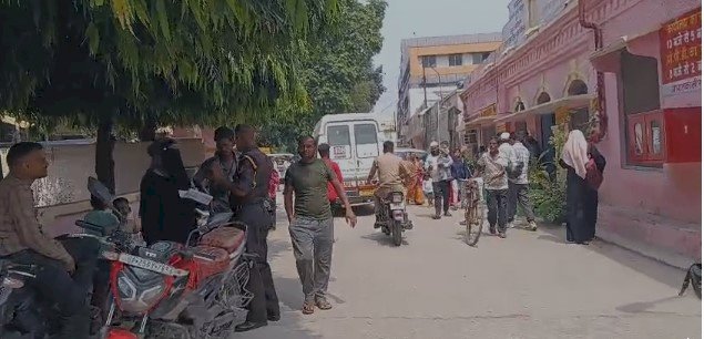 जिला अस्पताल में पार्किंग का खेल, मरीजों की राह में निजी वाहनों का कब्जा