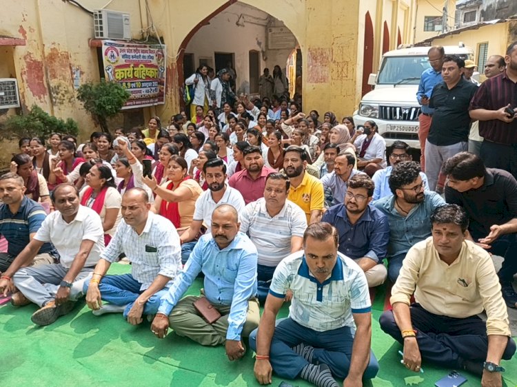 NHM संविदा कर्मियों ने नियमितीकरण और समान वेतन की मांग उठाई