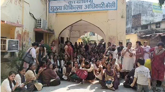 26 हजार मानदेय समेत सात मांगों पर अड़ीं आशा कार्यकर्ता