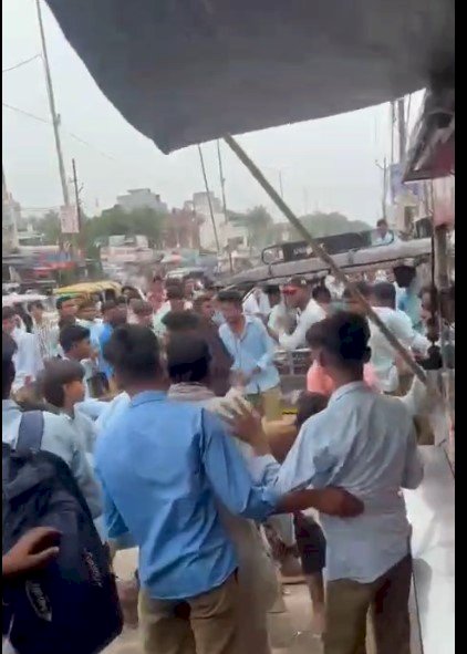 कॉलेज के बाहर छात्रों में मारपीट, छह के खिलाफ मुकदमा